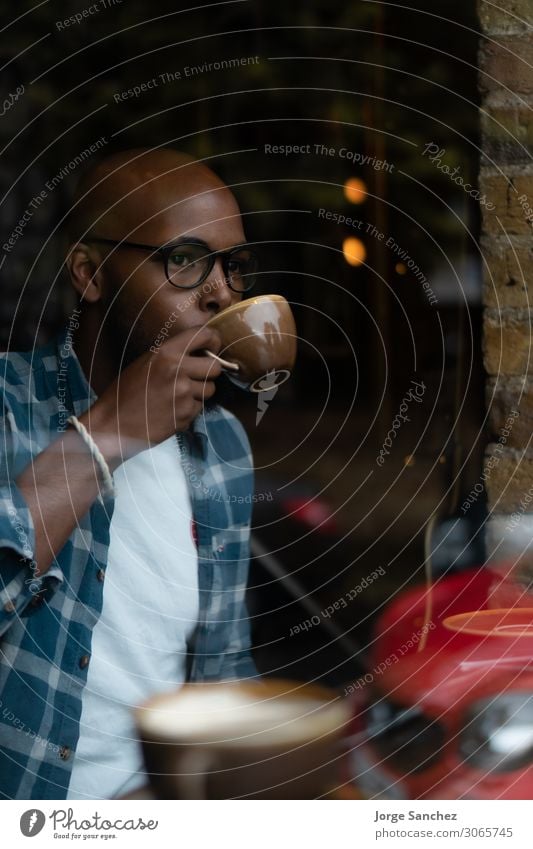 Ein Typ, der im Café Kaffee trinkt. Frühstück Kaffeetrinken Getränk Heißgetränk Kakao Latte Macchiato Espresso Tee Becher Mensch maskulin Jugendliche Leben