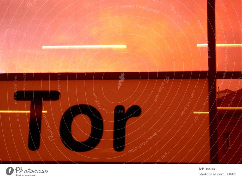 tor Fenster Sonnenuntergang Licht rot Spiegel Verkehr Eisenbahn Station Schriftzeichen Tor Abend Schatten Reflexion & Spiegelung Teilung Rahmen orange ...