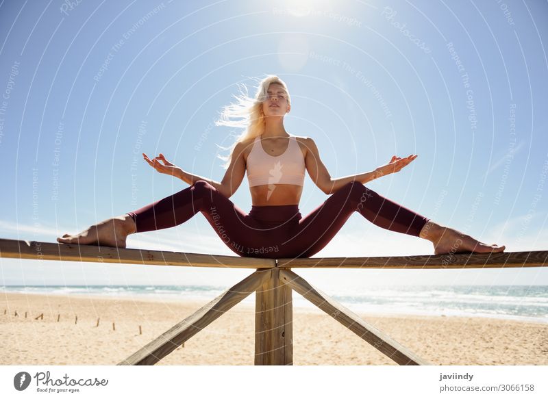 Kaukasische blonde Frau, die Yoga am Strand praktiziert. Lifestyle schön Körper Erholung Meditation Sommer Meer Sport Arbeit & Erwerbstätigkeit Mensch feminin