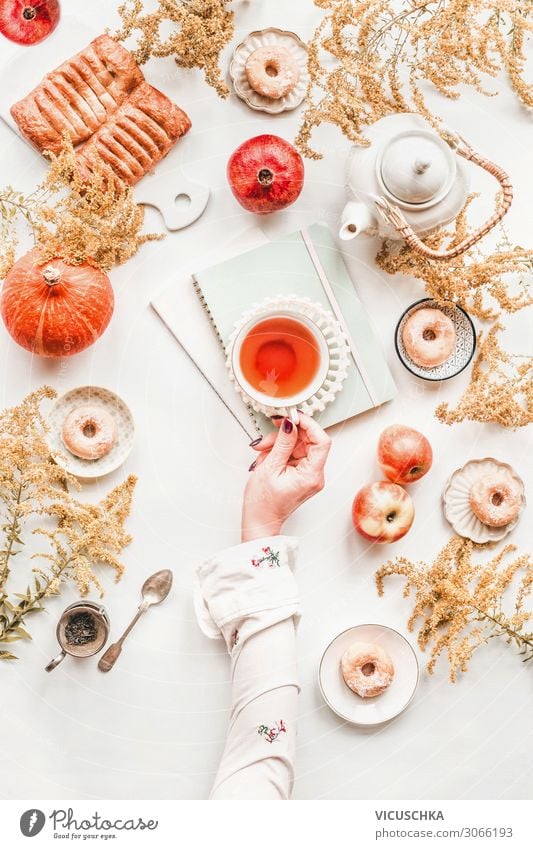 Gemütliche Herbst Frühstück, flat lay Lebensmittel Ernährung Getränk Tee Geschirr Lifestyle Stil Freude Häusliches Leben Tisch Mensch Frau Erwachsene Hand