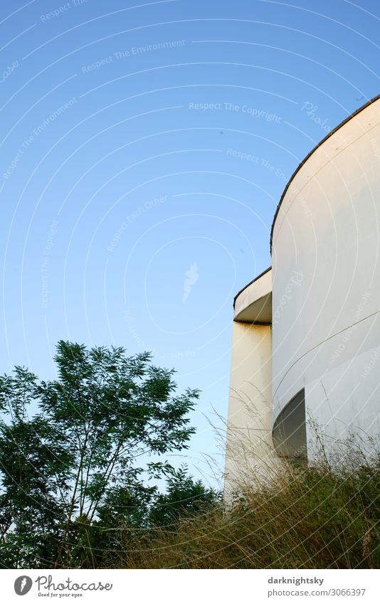 Architektur der Moderne Kleinstadt Stadtrand Haus Kirche Burg oder Schloss Park Rathaus Turm Bauwerk Gebäude Klassische Moderne Rotunde Mauer Wand Fassade Dach