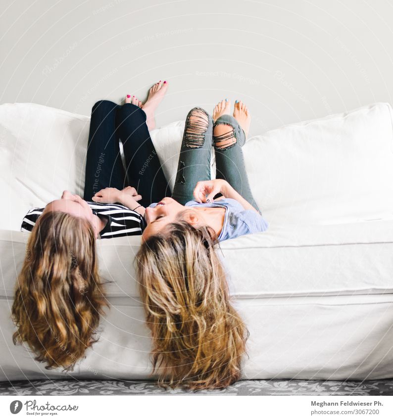 Besties Lifestyle Sofa langhaarig hängen Lächeln lachen liegen sprechen dünn Freundlichkeit Zusammensein Glück schön modern positiv feminin Freude Fröhlichkeit