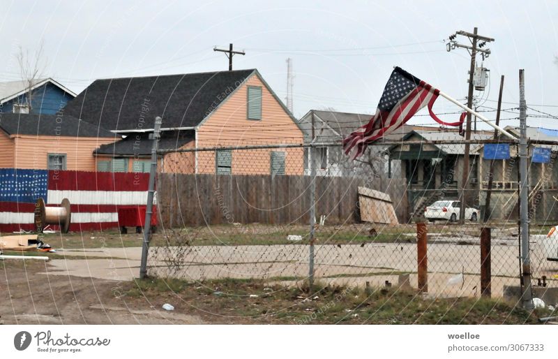 Make America Great Again Texas USA Amerika Haus Industrieanlage Hinterhof Zaun trist Stadt blau grau rot Stacheldrahtzaun Holzzaun Fahne Stars and Stripes