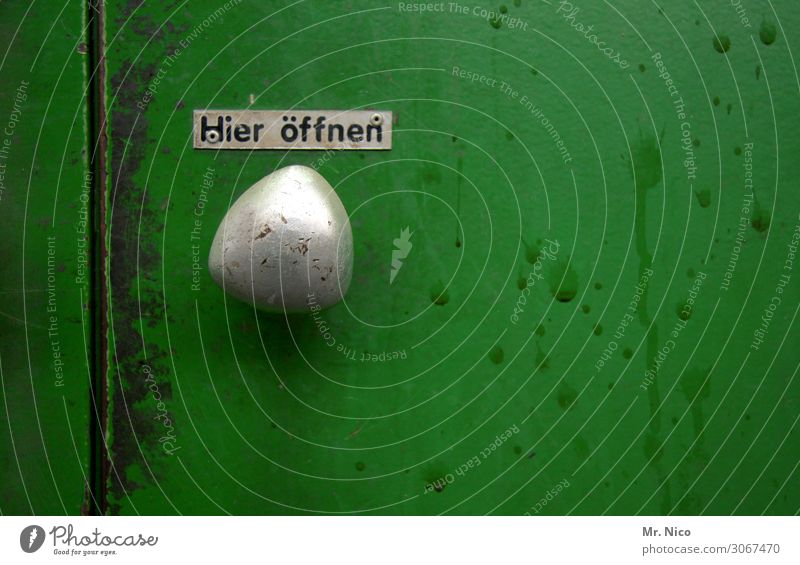 Hier öffnen ! Schriftzeichen Schilder & Markierungen grün aufmachen geschlossen Griff Schrank Schrankgriff Spind silber dreckig Knauf ziehen glänzend Metalltür