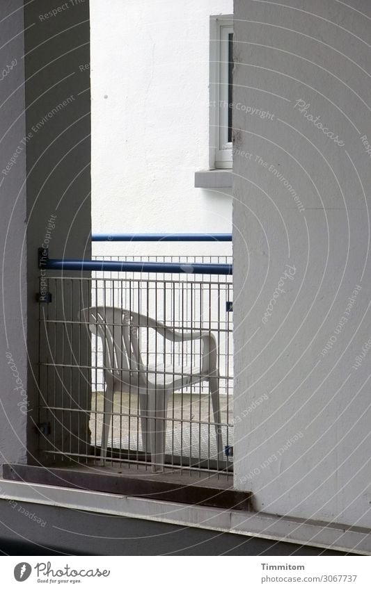 Sitzplatz Häusliches Leben Haus Hochhaus Mauer Wand Fenster Metall Kunststoff Linie beobachten sitzen warten blau grau weiß Gefühle Irritation Gartenstuhl Stuhl