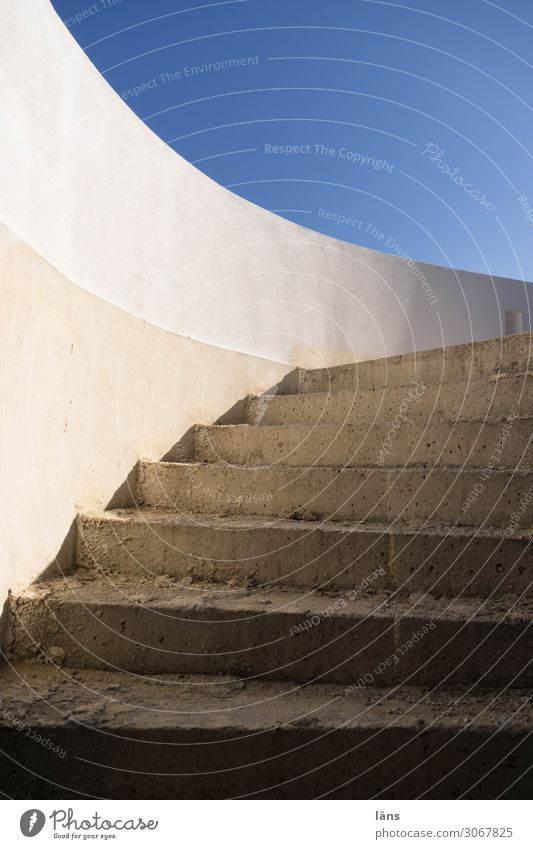 Rohbau Betontreppe Himmel Wolkenloser Himmel Schönes Wetter Insel Naxos Griechenland Haus Mauer Wand Treppe eckig einfach rund blau grau weiß Beginn Perspektive