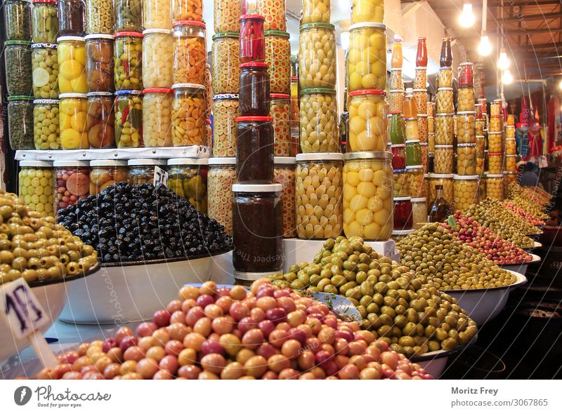 Long way with thousands of olives on a market. Gemüse Abendessen Bioprodukte Vegetarische Ernährung Natur verkaufen Tradition vegetarian vegetable fresh natural