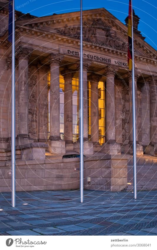 DEM DEUTSCHEN VOLKE Abend Architektur Berlin Deutscher Bundestag Deutschland dunkel Dämmerung Hauptstadt Nacht Parlament Regierung Regierungssitz