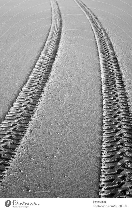 spuren im sand Ausflug Abenteuer Expedition Sommer Sommerurlaub Strand ästhetisch Unendlichkeit maritim schwarz weiß Spuren Reifen Profil Sand Sandstrand