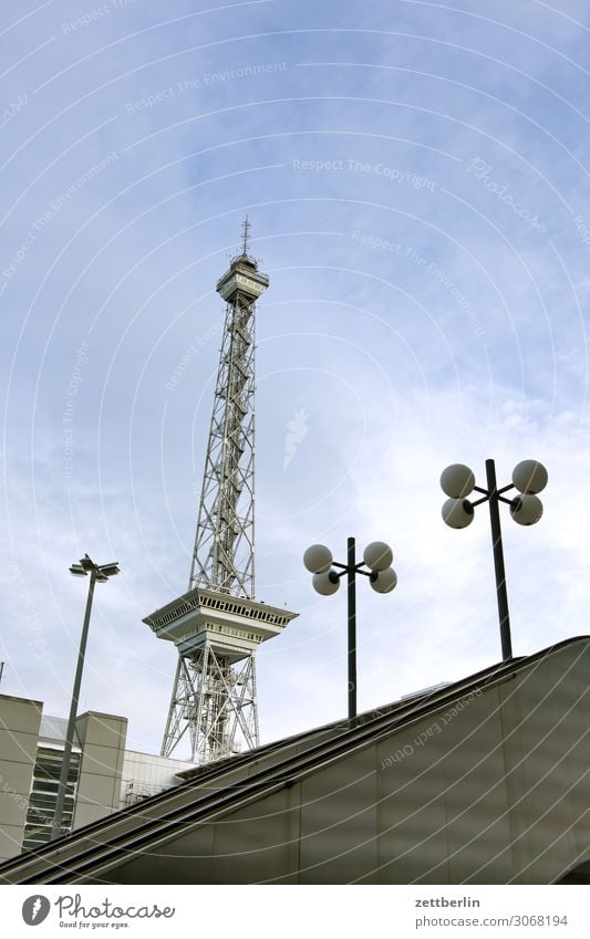 Der Berliner Funkturm Turm Wahrzeichen icc Großstadt Hauptstadt Leben Menschenleer Mitte Charlottenburg Sommer Stadt Straße Städtereise Szene Textfreiraum