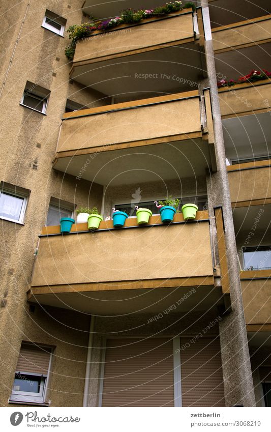 Wir machen unseren Balkon gemütlich Neubau Block Neubausiedlung Berlin reinickendorf Stadtrand Vorstadt Fassade Fenster Haus Häusliches Leben Wohngebiet Wohnung