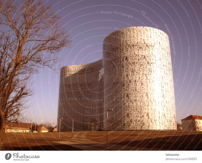 ikmz cb-citey IKMZ Bibliothek Cottbus Gebäude Wiese Buchstaben glänzend Architektur Glas ...