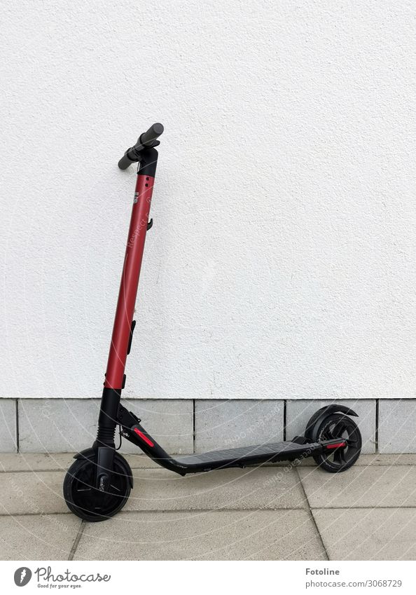 Roller Lifestyle Freude Leben Freizeit & Hobby grau rot schwarz weiß Tretroller elektronisch E-Scooter E-Mobilität Farbfoto mehrfarbig Außenaufnahme