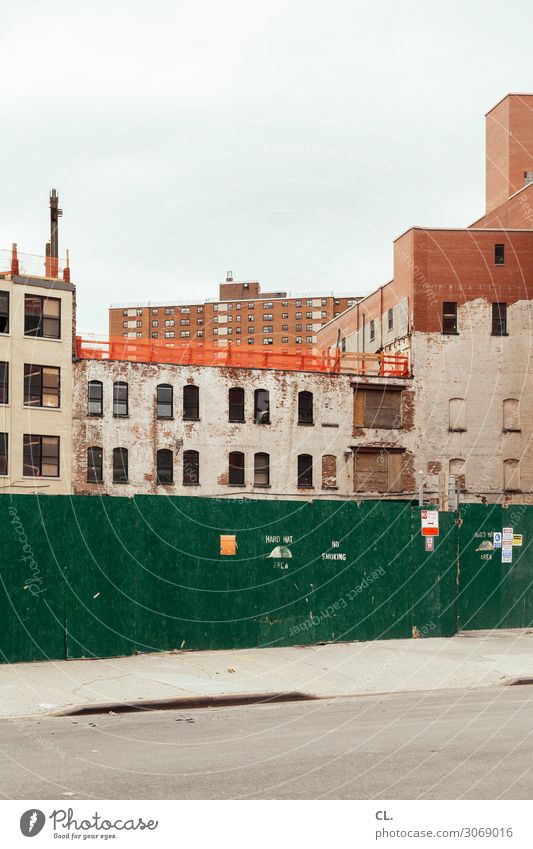 hard hat area Baustelle Himmel New York City Stadt Menschenleer Haus Hochhaus Bauwerk Gebäude Architektur Mauer Wand Verkehrswege Straße Wege & Pfade Barriere