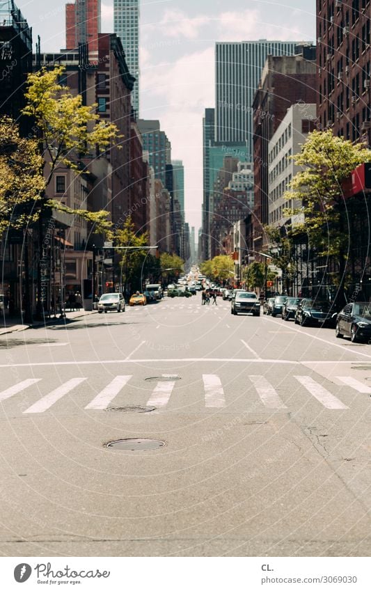 manhattan Himmel Schönes Wetter New York City Manhattan USA Stadt Stadtzentrum Hochhaus Verkehr Verkehrsmittel Verkehrswege Straßenverkehr Autofahren Fußgänger