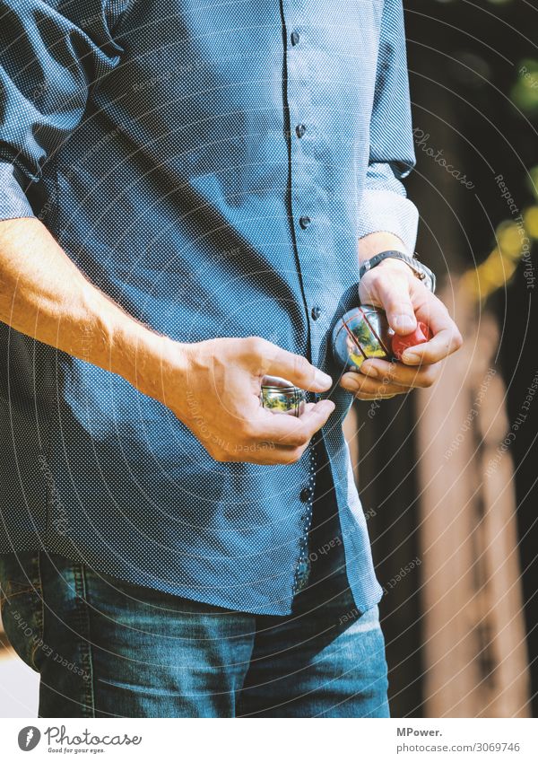 boulespieler Mensch Hand 1 Spielen Boule Kugel Oberkörper Sommer Freizeit & Hobby stoppen Farbfoto Außenaufnahme Tag