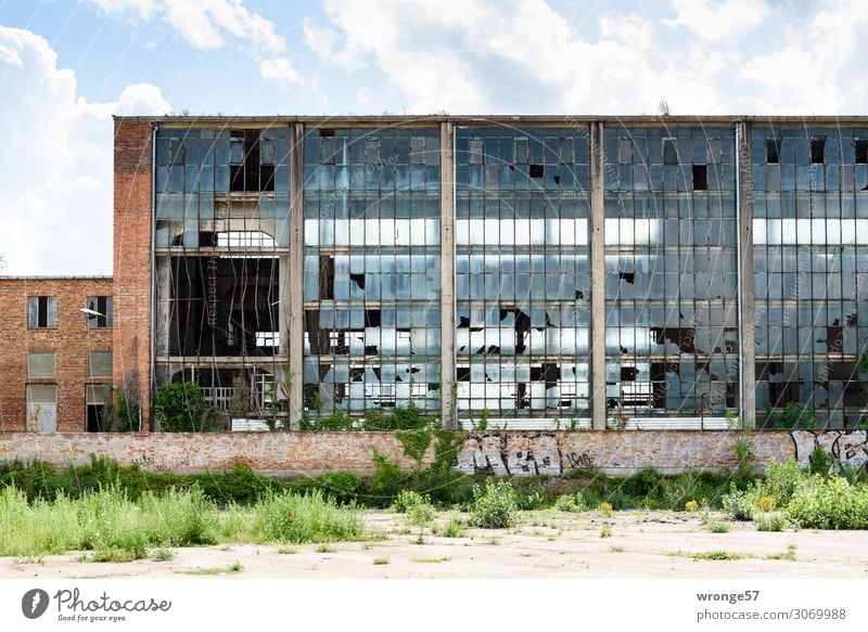 Alte Bude Industrie Magdeburg Deutschland Europa Menschenleer Industrieanlage Fabrik Mauer Wand Fassade Fenster Stein Glas Metall alt dunkel trist Stadt blau