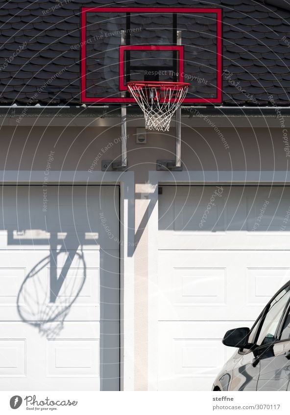 Basketball Sport Fitness Sport-Training PKW Bewegung Basketballplatz Garage streetball Basketballkorb Farbfoto Außenaufnahme Textfreiraum unten