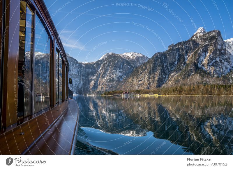 A boat trip on Lake Königssee in the Berchtesgaden NP Natur Landschaft Wasser Wolkenloser Himmel Schönes Wetter Alpen Berge u. Gebirge Gipfel