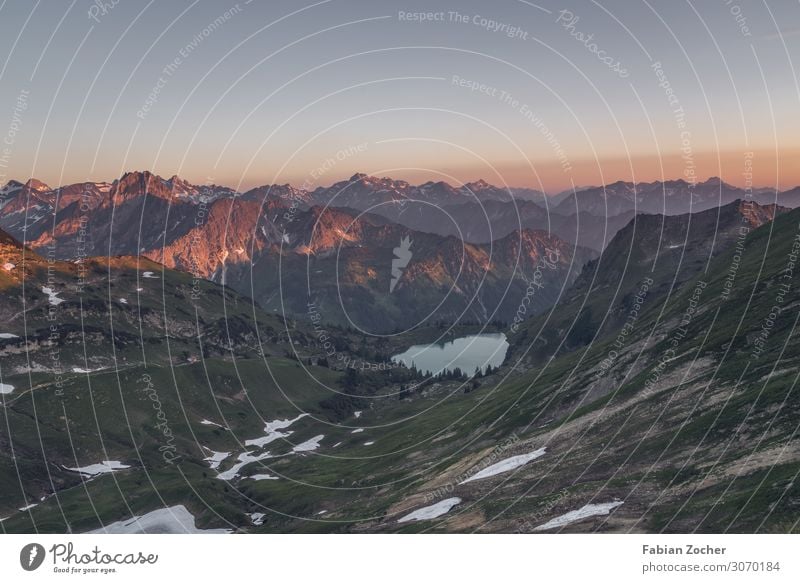 Sonnenuntergang über dem Seealpsee Berge u. Gebirge wandern Natur Landschaft Wasser Sonnenaufgang Schönes Wetter Alpen genießen Sport Fröhlichkeit gelb Glück