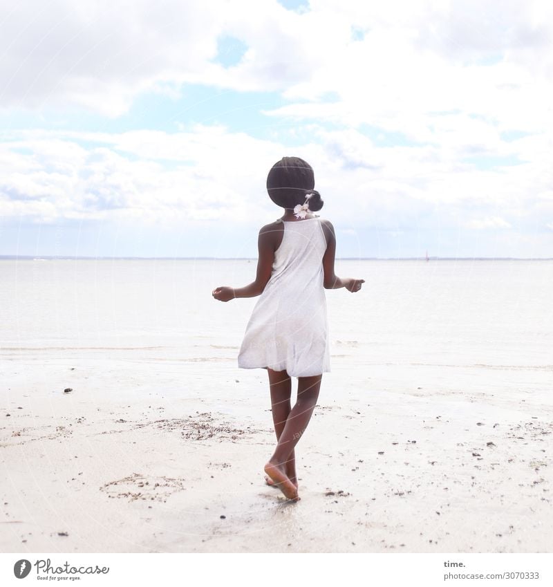 Gloria feminin Mädchen 1 Mensch Sand Wasser Himmel Wolken Horizont Sommer Küste Strand Ostsee Kleid Schmuck Barfuß schwarzhaarig langhaarig Zopf Bewegung