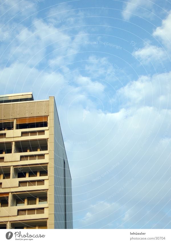 platte mit horizont Wolken Gebäude Osten weiß Architektur Plattenbau Himmel blau ...