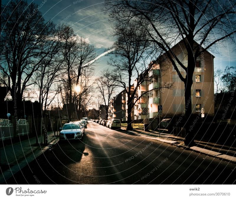 Straßenbeleuchtung Himmel Wolken Schönes Wetter Baum Stadt Stadtrand bevölkert Haus Balkon Fenster Verkehr Bürgersteig PKW parken leuchten stehen warten ruhig