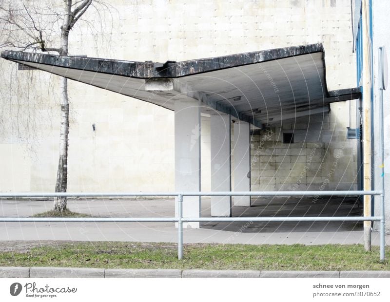 Flügelschlag Bauwerk Gebäude Architektur Mauer Wand Fassade Dach Verkehr ästhetisch hässlich historisch Stadt Stil "Tankstelle Tallinn Baum" Gedeckte Farben