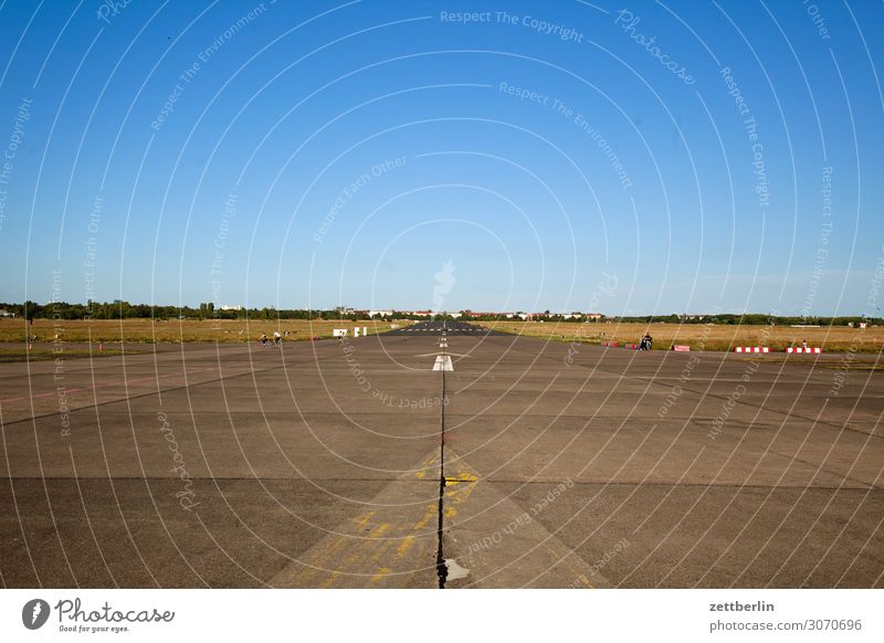 Tempelhof (etwas schief) Berlin Ferne Flugbahn Flughafen Flugplatz Freiheit Himmel Himmel (Jenseits) Horizont Menschenleer Landebahn Skyline Sommer Sonne