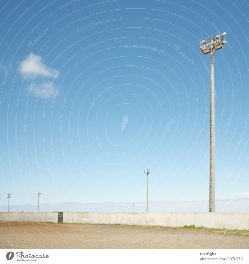 wolke Dorf Turm Bauwerk Mauer Wand hoch Beleuchtung Licht Scheinwerfer Hinterhof Laternenpfahl Himmel Wolken blau Farbfoto Außenaufnahme Textfreiraum links