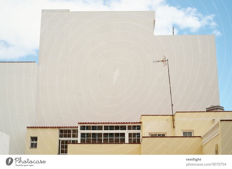 architektur Stadt Haus Hochhaus Industrieanlage Fabrik Bauwerk Gebäude Architektur Mauer Wand Fassade Balkon Terrasse Dach bauen Antenne Himmel eckig Fenster