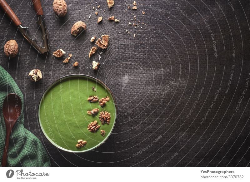 Spinat-Suppenteller mit Walnüssen. Gesunde Ernährung Gemüse Eintopf Kräuter & Gewürze Mittagessen Abendessen Vegetarische Ernährung Diät Schalen & Schüsseln