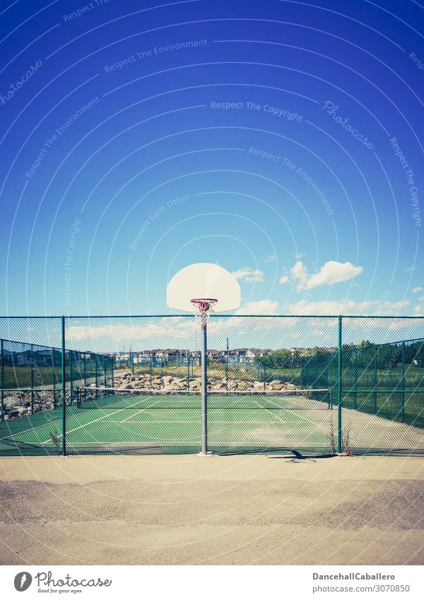 let's play... Stil Sommer Sport Sportstätten Himmel Wolken Schönes Wetter retro Sauberkeit sportlich Basketball Basketballplatz Basketballkorb Tennis