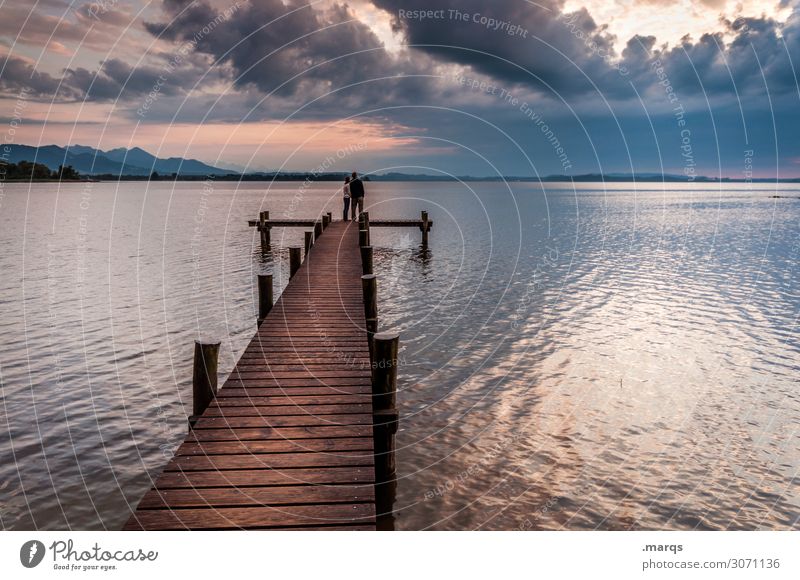 Steg Freiheit Mensch Paar 2 Natur Erde Wolken Sommer Schönes Wetter See Chiemsee Stimmung Partnerschaft ruhig Zufriedenheit Zukunft Zusammenhalt Farbfoto