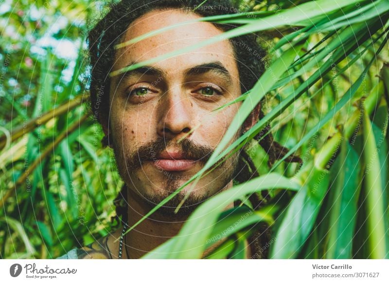 Ein gutaussehender Mann mit grünen Augen und vegetativem Hintergrund. Lifestyle Freude Glück schön Erholung Tourismus Sommer Strand Frau Erwachsene Freundschaft