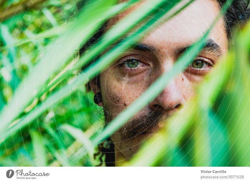 Ein gutaussehender Mann mit grünen Augen und vegetativem Hintergrund. Lifestyle Freude Glück schön Erholung Tourismus Sommer Strand Frau Erwachsene Freundschaft