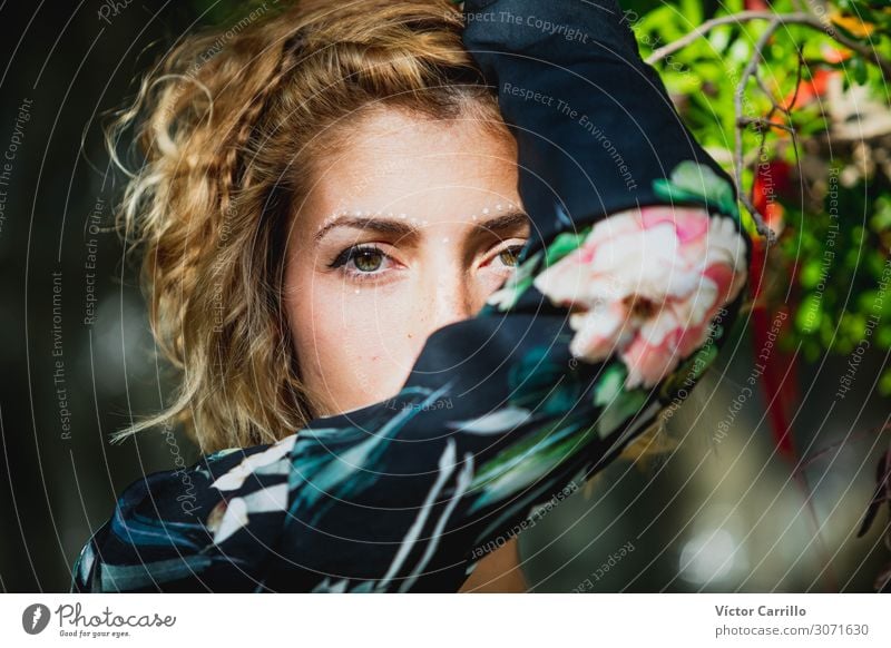 Eine schöne junge Frau mit vegetativem Hintergrund. Lifestyle Freude Glück Erholung Tourismus Sommer Strand Erwachsene Freundschaft Jugendliche Fröhlichkeit