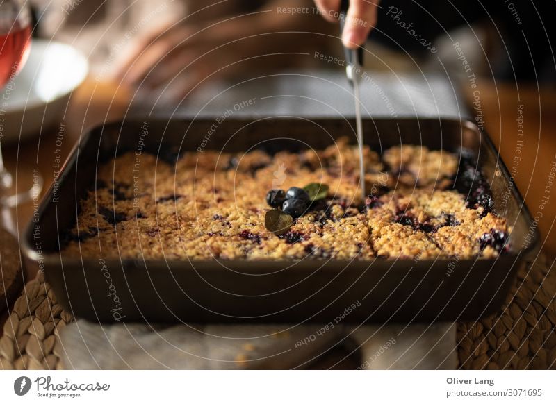 Blaubeerstreusel Lebensmittel Frucht Teigwaren Backwaren Essen Vegetarische Ernährung Metall einfach frisch lecker saftig sauer blau Blaubeeren Beeren