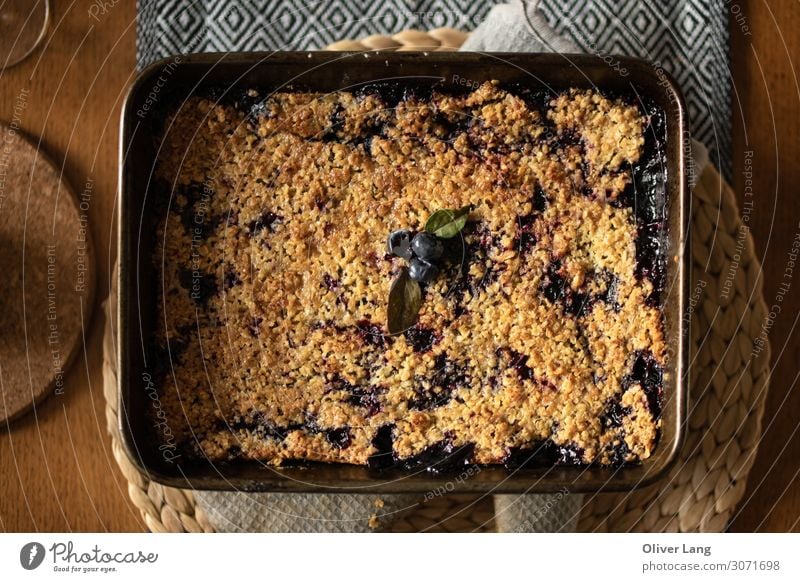 Heidelbeere Streusel Flachlegen Lebensmittel Frucht Teigwaren Backwaren Kuchen Süßwaren Essen Vegetarische Ernährung Küche blau Blaubeeren Beeren Dessert