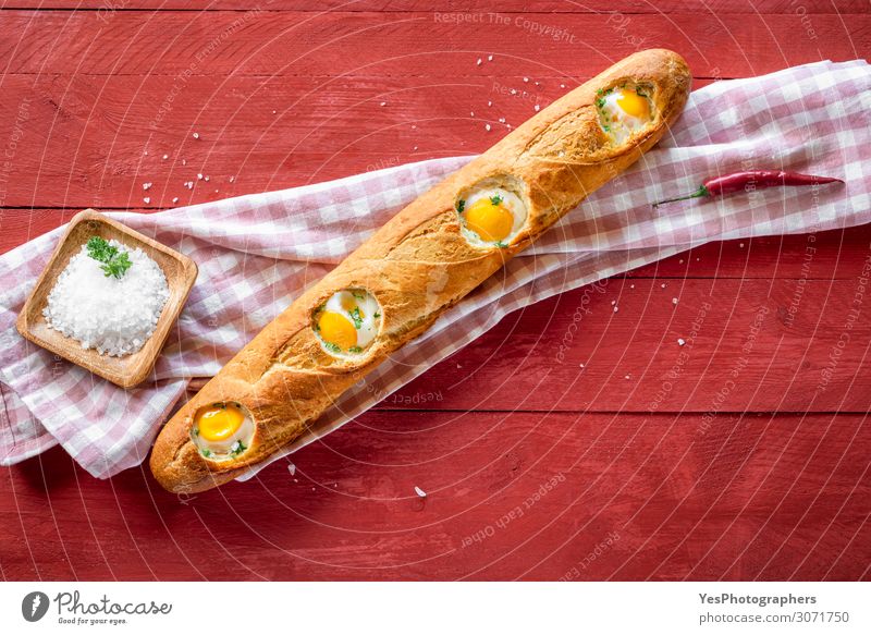 Gebackene Eier in Baguette-Brot. Frühstück mit Eiern und Brotlaib Teigwaren Backwaren Brötchen Ernährung Büffet Brunch Gesunde Ernährung frisch lecker