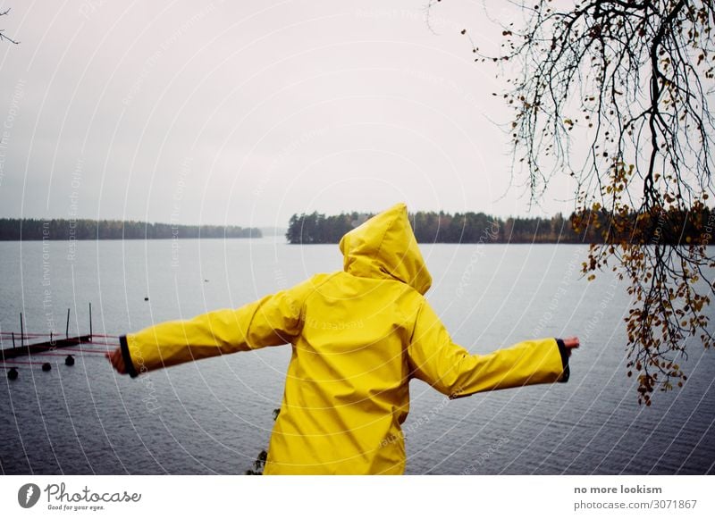 hoch die hände, wochenende 1 Mensch Natur Wasser Klima Wetter schlechtes Wetter Unwetter Wind Sturm Regen Gewitter Wald Seeufer Strand Bucht Regenmantel