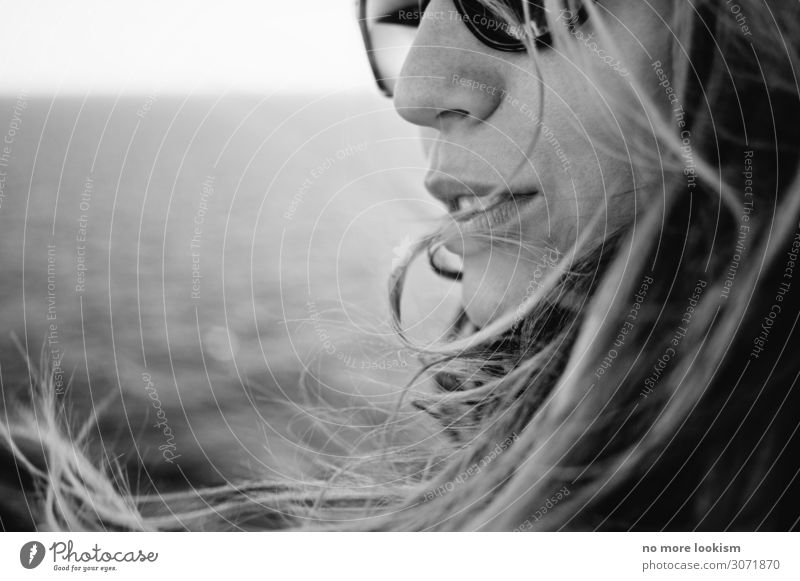 still to early to walk on lakes feminin Frau Erwachsene 1 Mensch Sonne Wind Sturm Wellen Küste Seeufer Strand Nordsee Ostsee Sonnenbrille Haare & Frisuren blond