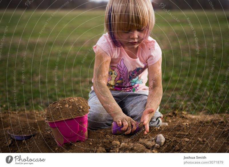 Spielen im Schlamm Mensch Kleinkind Mädchen Leben 1 1-3 Jahre 3-8 Jahre Kind Kindheit Natur Urelemente Erde Frühling Sommer Herbst Gras Spielzeug einfach