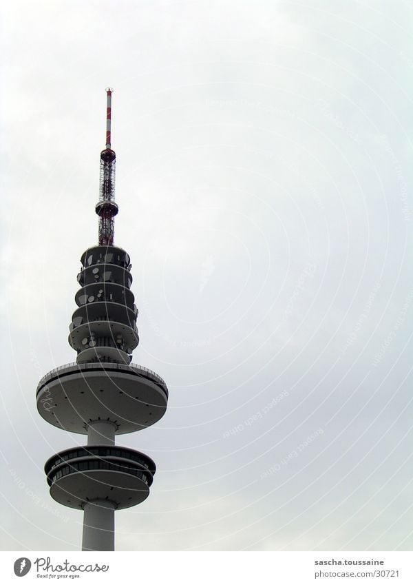 Hamburger-Fernsehturm über die Schulter #2 Fernsehen Sendemast Sender senden Wolken schlechtes Wetter Turm Linie ...