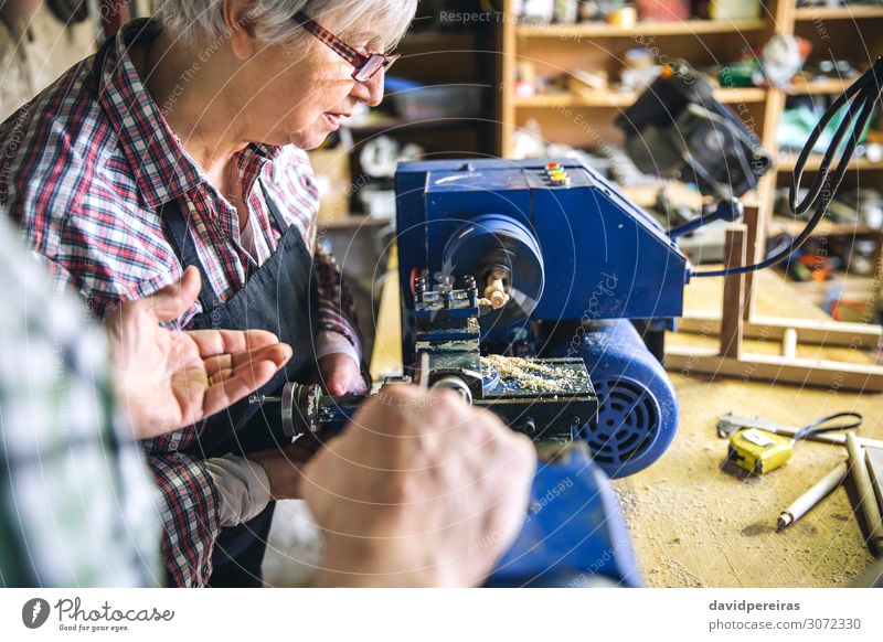 Ältere Frau, die in der Schreinerei arbeitet Lifestyle Freizeit & Hobby Möbel Schule Arbeit & Erwerbstätigkeit Beruf Business Ruhestand Mensch Erwachsene alt