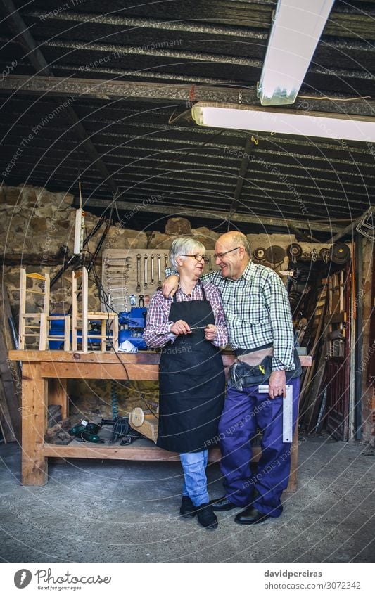 Seniorenpaar in einer Tischlerei Glück Freizeit & Hobby Möbel Stuhl Beruf Business Ruhestand Mensch Frau Erwachsene Mann Paar alt Lächeln lachen Liebe