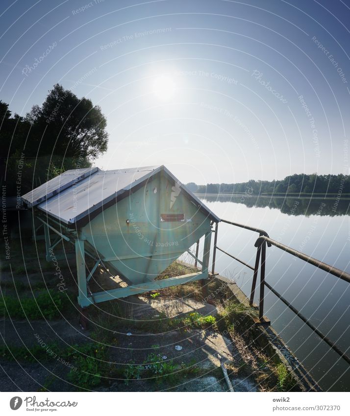 Blechkiste Umwelt Natur Landschaft Luft Wasser Wolkenloser Himmel Horizont Sonne Sommer Schönes Wetter Baum Gras Seeufer Container Behälter u. Gefäße Geländer