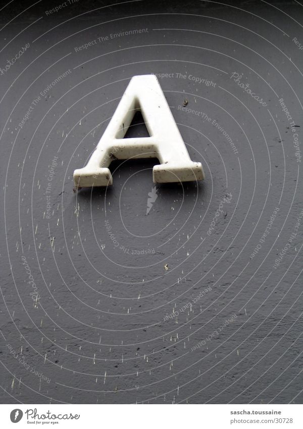 A natürlich... Buchstaben Hausnummer Wand grau weiß Dinge Schatten dreckig