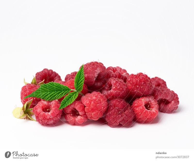 Bund roter reifer Himbeeren auf weißem Hintergrund Frucht Dessert Ernährung Vegetarische Ernährung Diät Saft Sommer Menschengruppe Natur Pflanze Blatt Essen