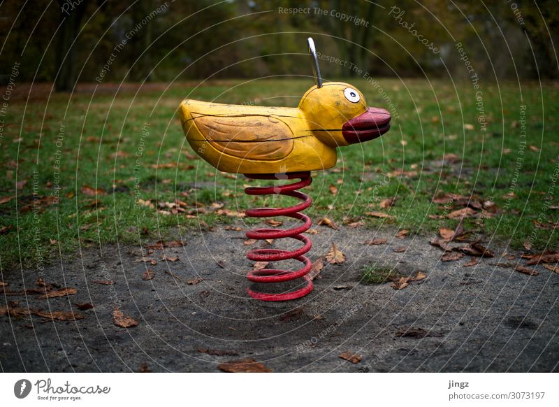 Ente Spielen Park Spielplatz schaukeln braun gelb grün rot Freude Kindheit Holzspielzeug Schaukel Farbfoto Außenaufnahme Menschenleer Tag Zentralperspektive